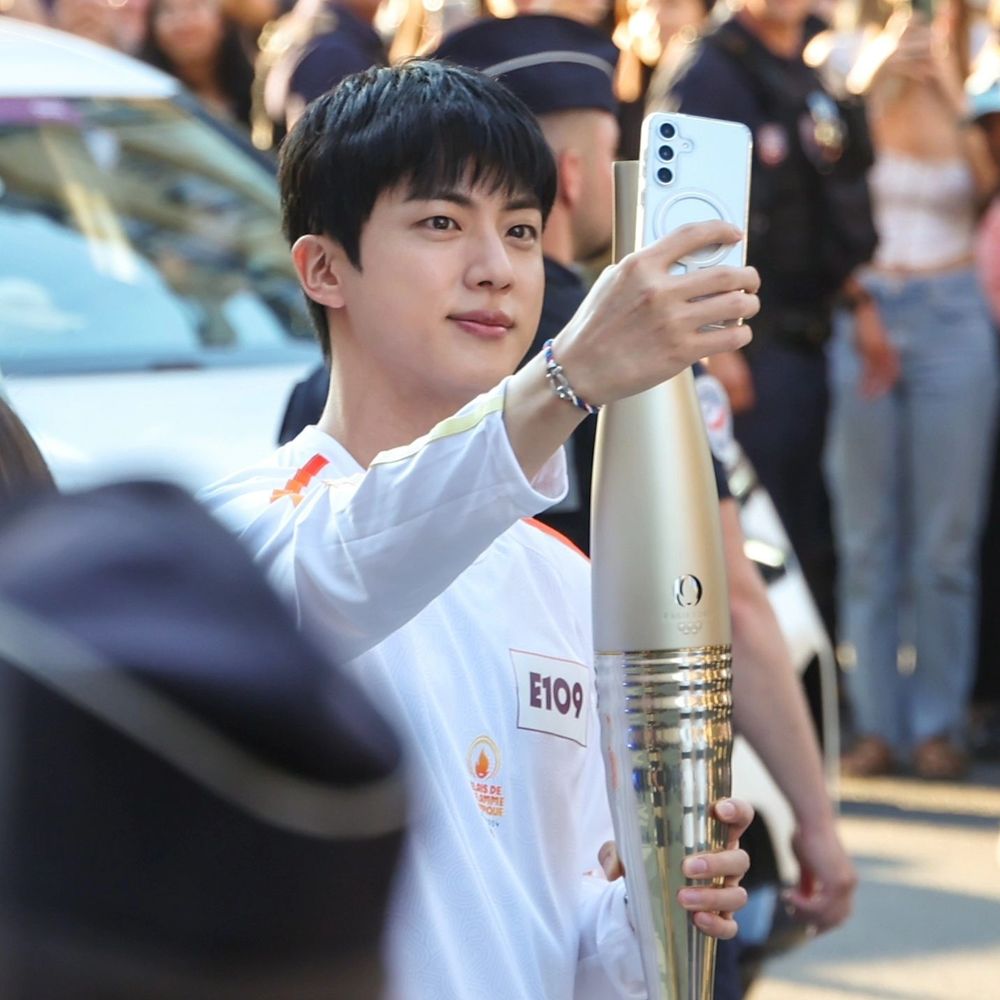 防彈Jin羅浮宮傳遞2024巴黎奧運聖火！法國國慶日擔任第一棒火炬手成韓國唯一人！-10