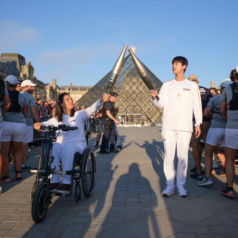 防彈Jin羅浮宮傳遞2024巴黎奧運聖火！法國國慶日擔任第一棒火炬手成韓國唯一人！-7