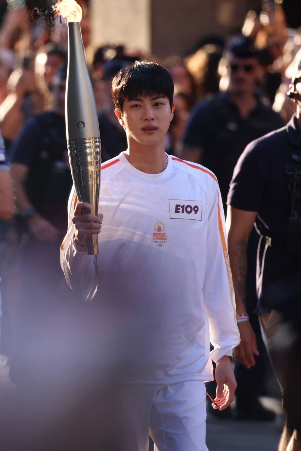 防彈Jin羅浮宮傳遞2024巴黎奧運聖火！法國國慶日擔任第一棒火炬手成韓國唯一人！-3