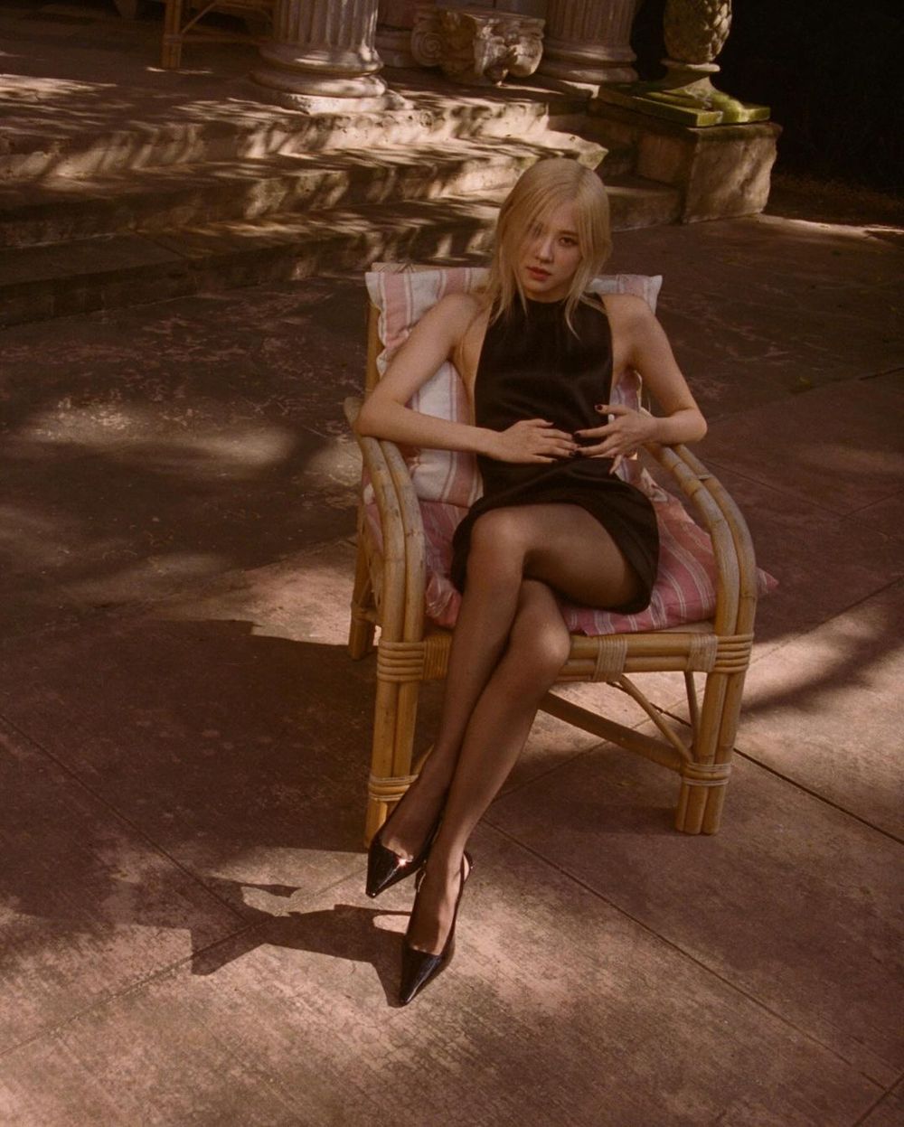 肉肉真是掌管黑色的神！Rosé穿蕾絲睡衣拍YSL廣告？！知道為何堅持找她代言了！-9