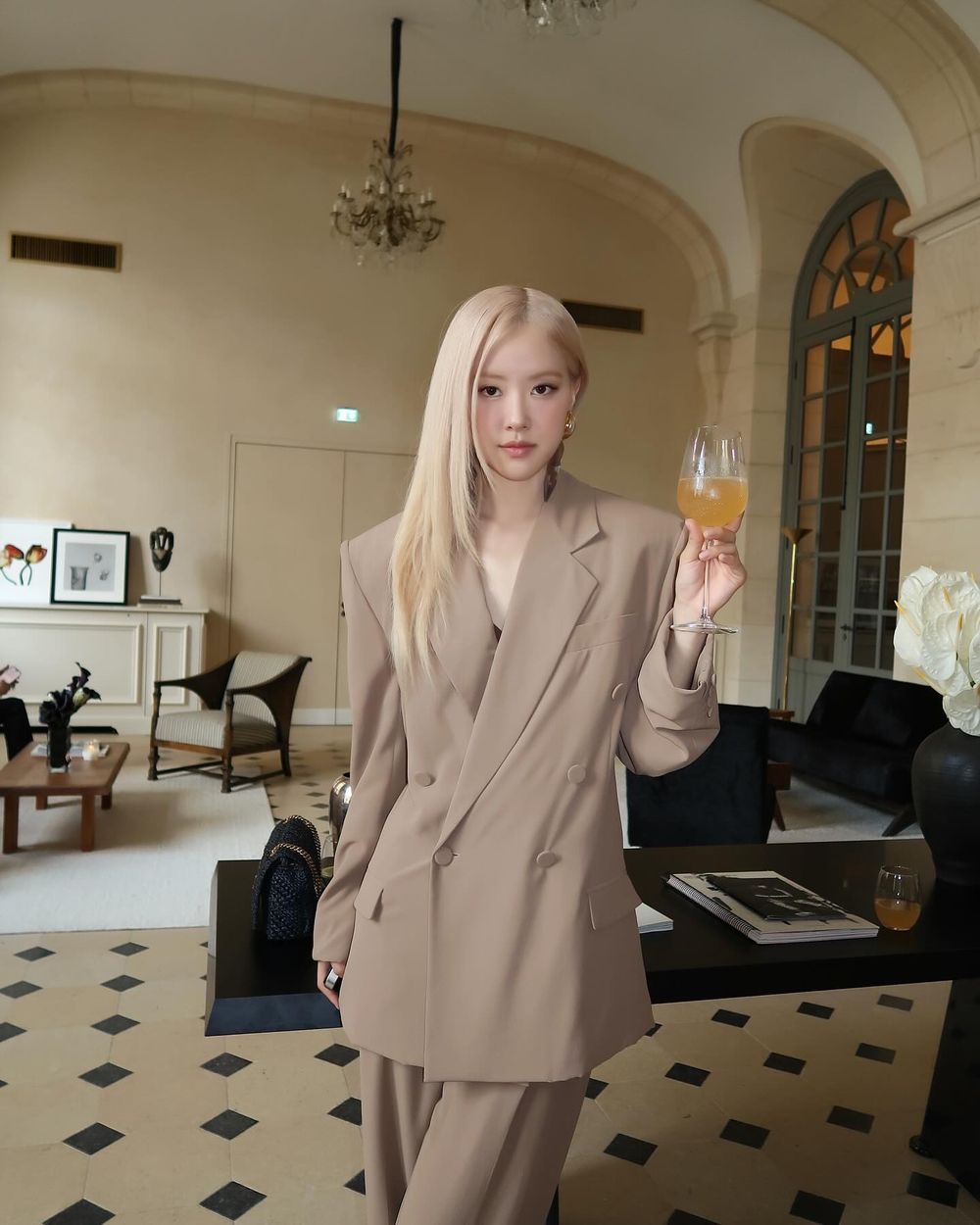 網友公認女團隱藏門面盤點！Sana、宮協咲良化身變美教科書，「她」完美複製芭比娃娃！-5