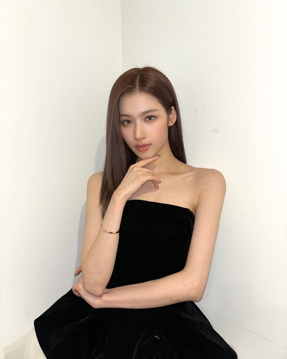 解鎖TWICE首位雙奢代言！Sana個人資源盤點，美妝代言狂續約、品牌都愛釣系高級臉！-14