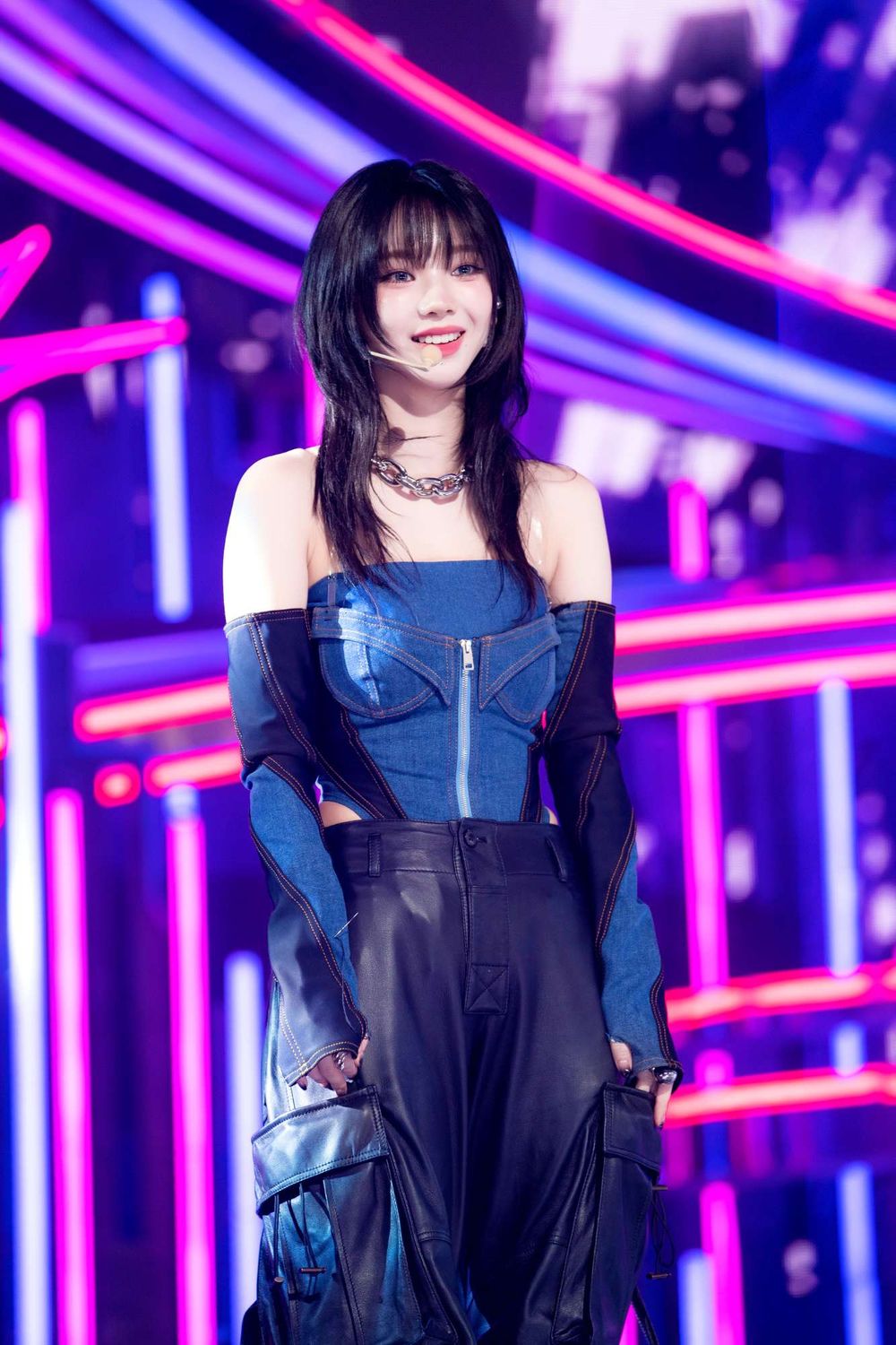 衣服又出包！aespa Karina服裝爭議「鞋底裂開、衣服上插針」網怒：換造型師！-4