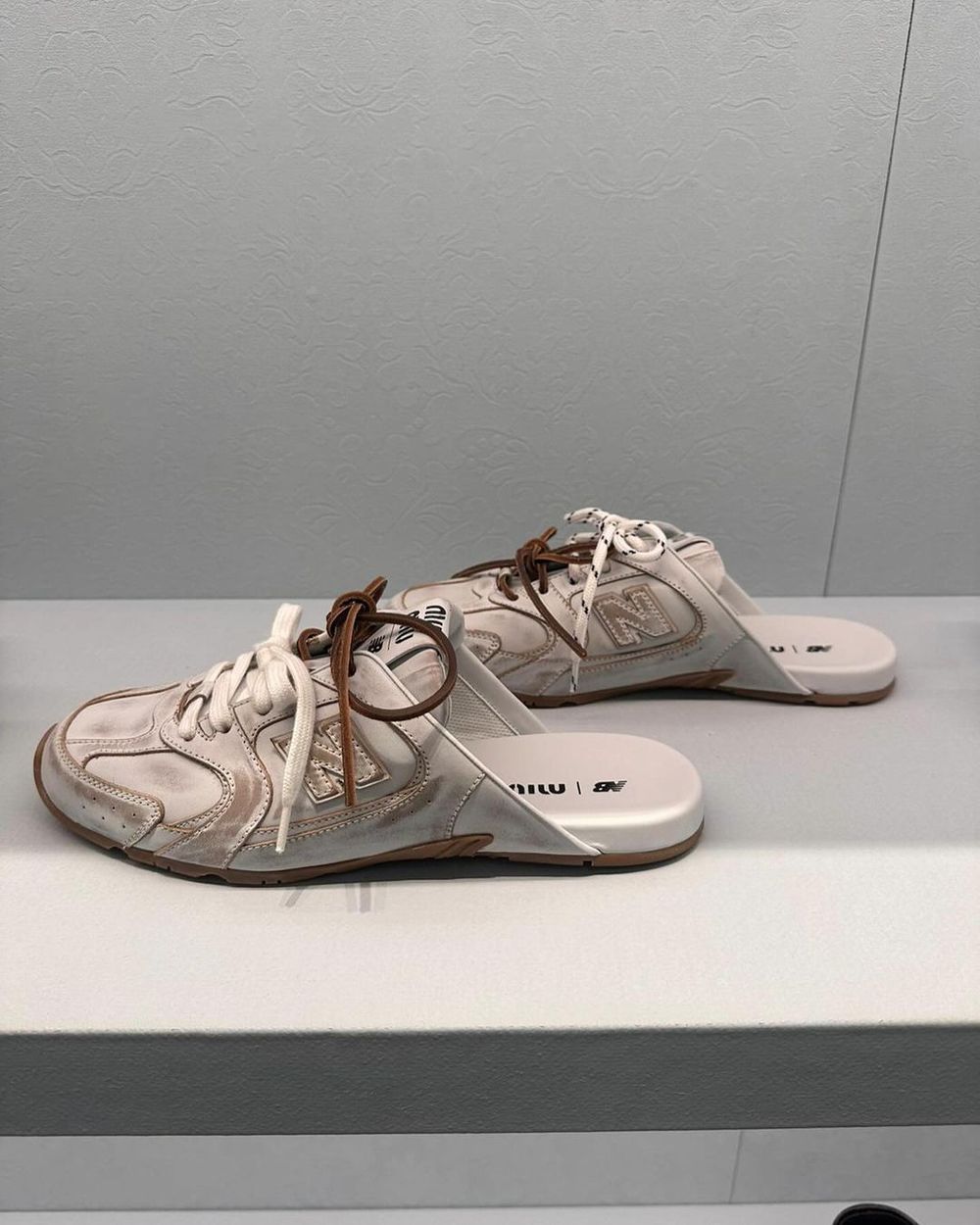 員瑛最愛Miu Miu x NB聯名要出穆勒鞋版本？！照片偷偷曝光～未開賣就被問爆！-5