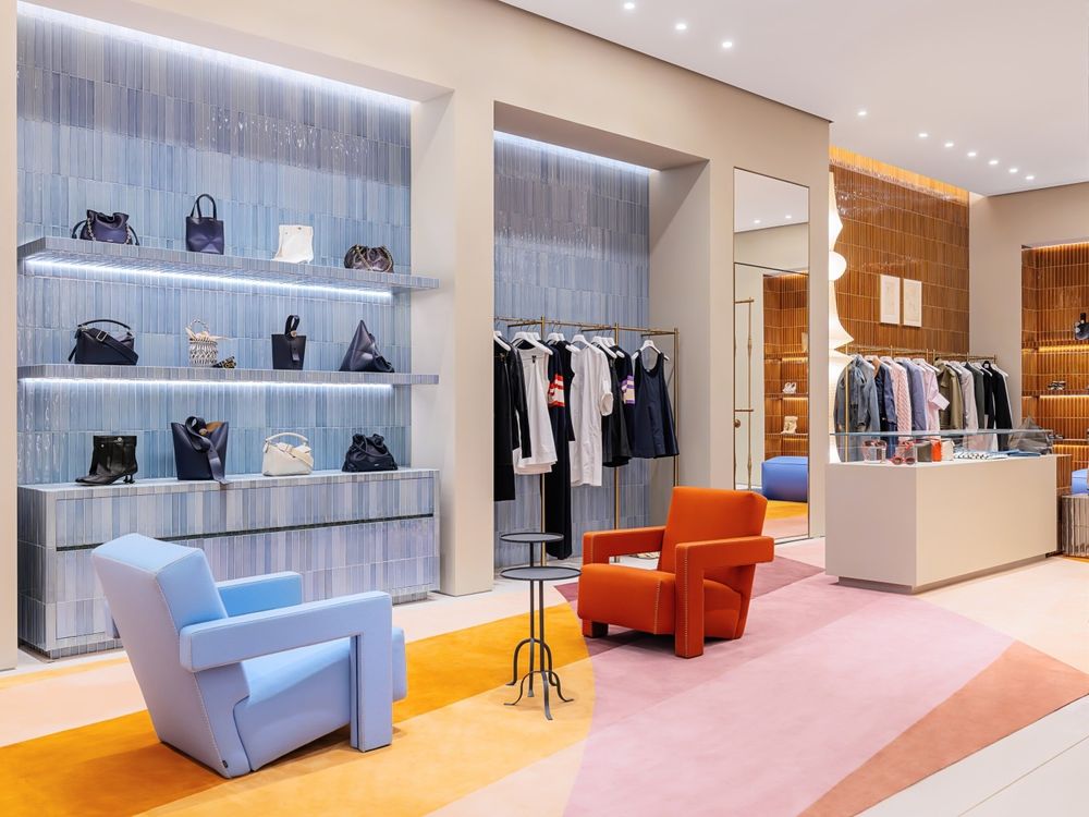 美到像藝廊！LOEWE最新高雄漢神巨蛋店來了、「爆款包包」通通買得到！-3