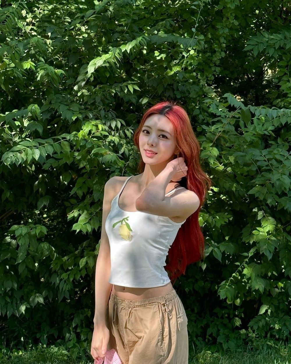Rosé小短褲穿搭「腰臀比超不科學」身上衣服一般人也買得到？！連Jennie都入坑了！-7