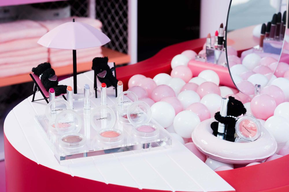 網美必去INS風打卡點！M‧A‧C「QQ 水樂園」巡迴中，巨型抱抱熊Q寶、預約試妝就送手指粉撲，還有DIY熊熊吊飾！-10