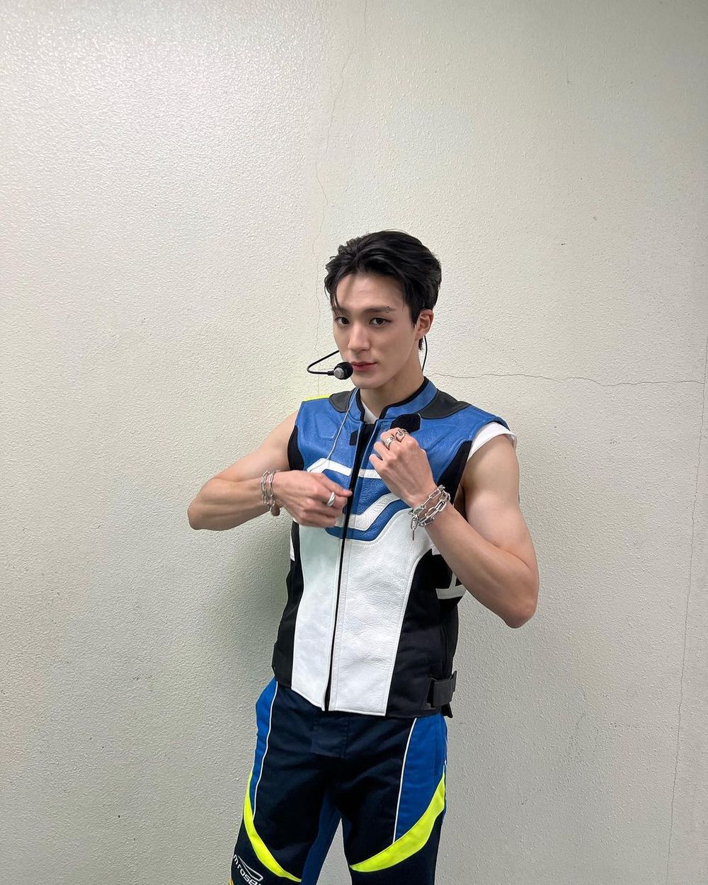 韓國6位「愛豆界金鋼狼」男偶像！珉奎、圓佑肩膀寬到嚇人，方燦厚實胸肌好想躺看看！-7