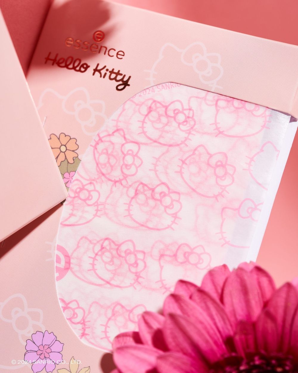 HELLO KITTY 50週年美妝聯名！張員瑛愛用水潤氣墊粉餅、凱蒂貓大頭導入儀、可愛吸油面紙，三麗鷗粉荷包不保！-7