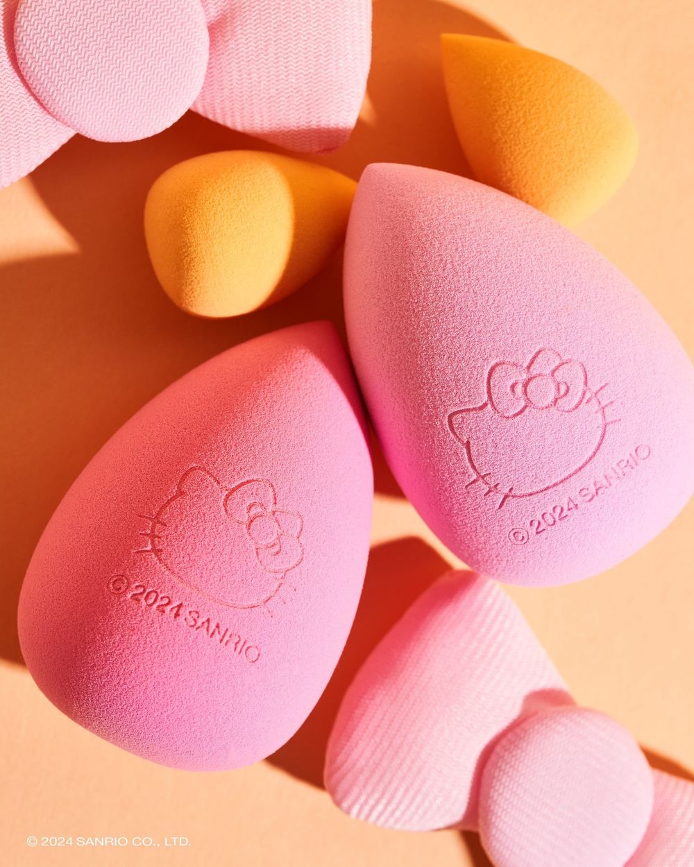 HELLO KITTY 50週年美妝聯名！張員瑛愛用水潤氣墊粉餅、凱蒂貓大頭導入儀、可愛吸油面紙，三麗鷗粉荷包不保！-9