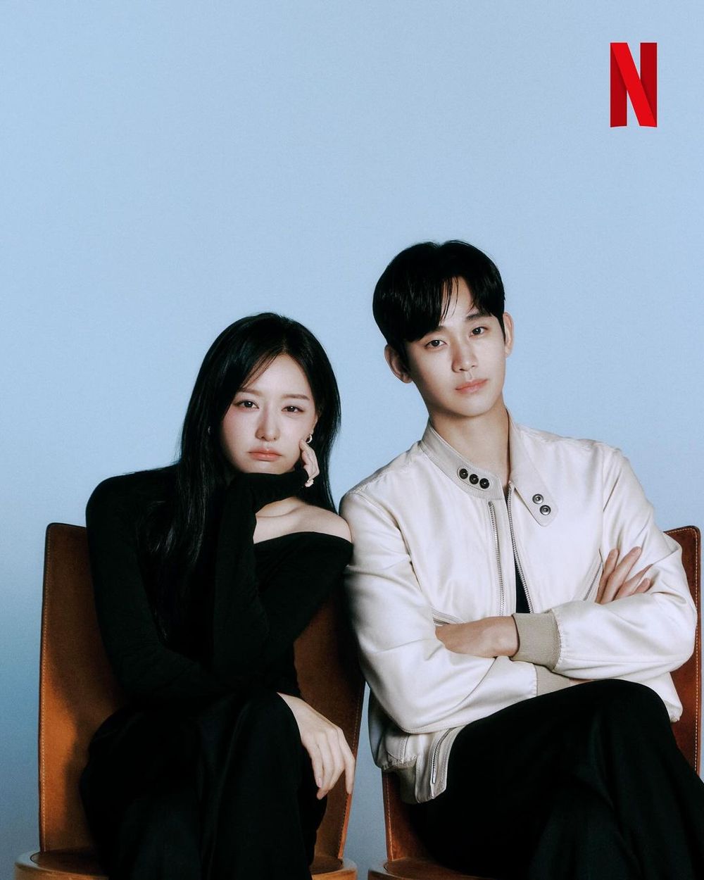 Netflix《淚之女王》雙金配最新甜蜜畫報！金智媛「大長腿」藏不住、白女婿金秀賢帥爆！-4