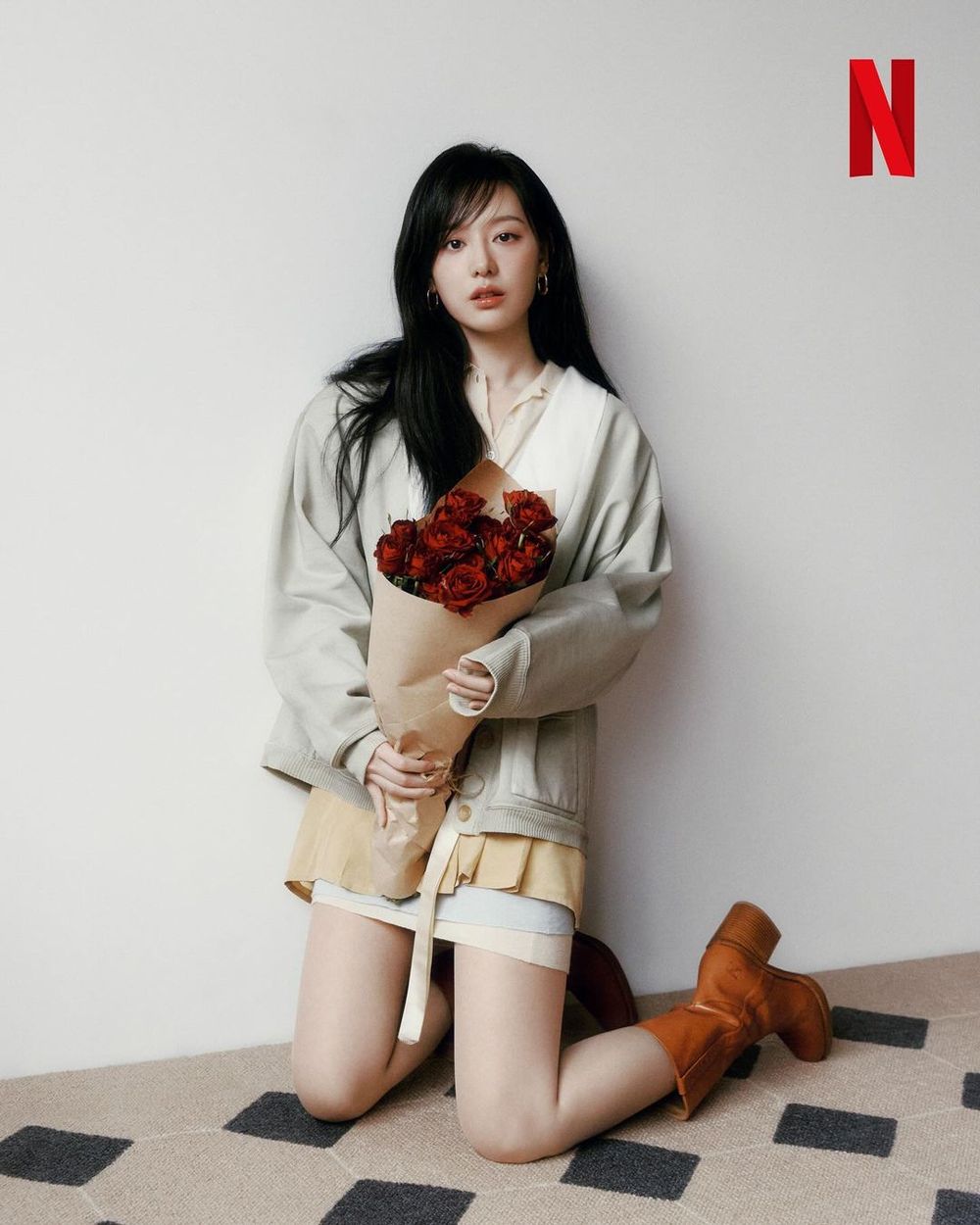 Netflix《淚之女王》雙金配最新甜蜜畫報！金智媛「大長腿」藏不住、白女婿金秀賢帥爆！-5