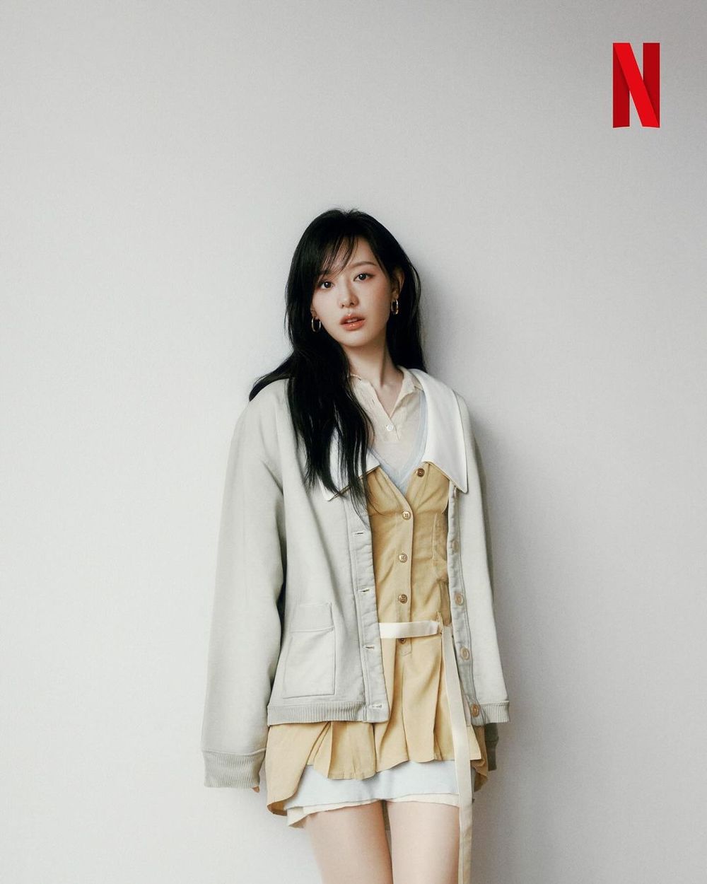 Netflix《淚之女王》雙金配最新甜蜜畫報！金智媛「大長腿」藏不住、白女婿金秀賢帥爆！-7