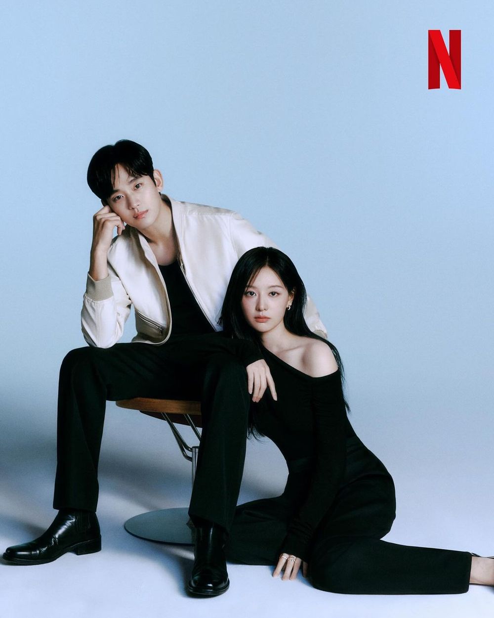 Netflix《淚之女王》雙金配最新甜蜜畫報！金智媛「大長腿」藏不住、白女婿金秀賢帥爆！-6