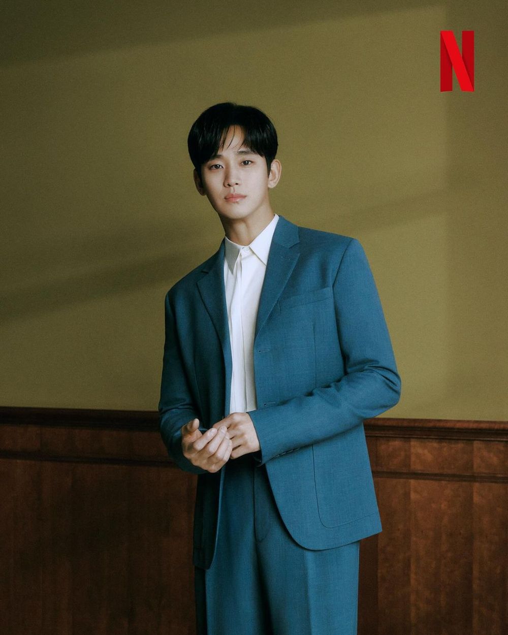 Netflix《淚之女王》雙金配最新甜蜜畫報！金智媛「大長腿」藏不住、白女婿金秀賢帥爆！-8