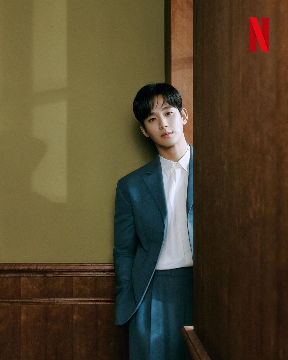 Netflix《淚之女王》雙金配最新甜蜜畫報！金智媛「大長腿」藏不住、白女婿金秀賢帥爆！-9