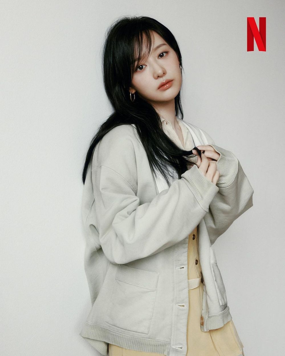 Netflix《淚之女王》雙金配最新甜蜜畫報！金智媛「大長腿」藏不住、白女婿金秀賢帥爆！-2