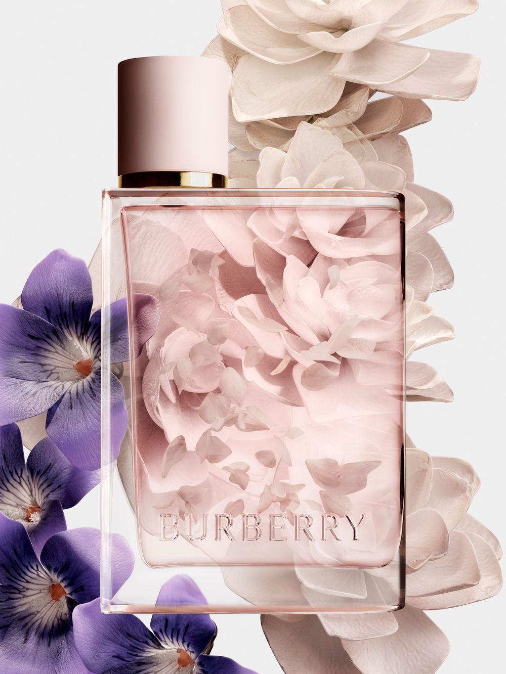 Bright無法抗拒的魅力香！Burberry「HER淡香精」最新限量版，莓果琥珀香、玻璃瓶中還看得到飄散的花瓣！-5