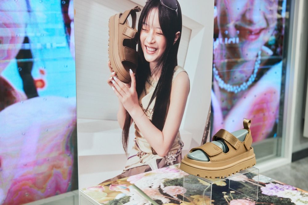 NewJeans Hanni代言「UGG厚底涼鞋」只有這裡獨賣，穿起來真的腿超細！-6