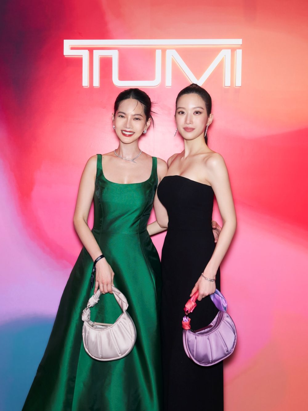女神降臨文佳瑛成TUMI品牌大使！超美櫻花粉行李箱、半月包想一起帶回家！-1