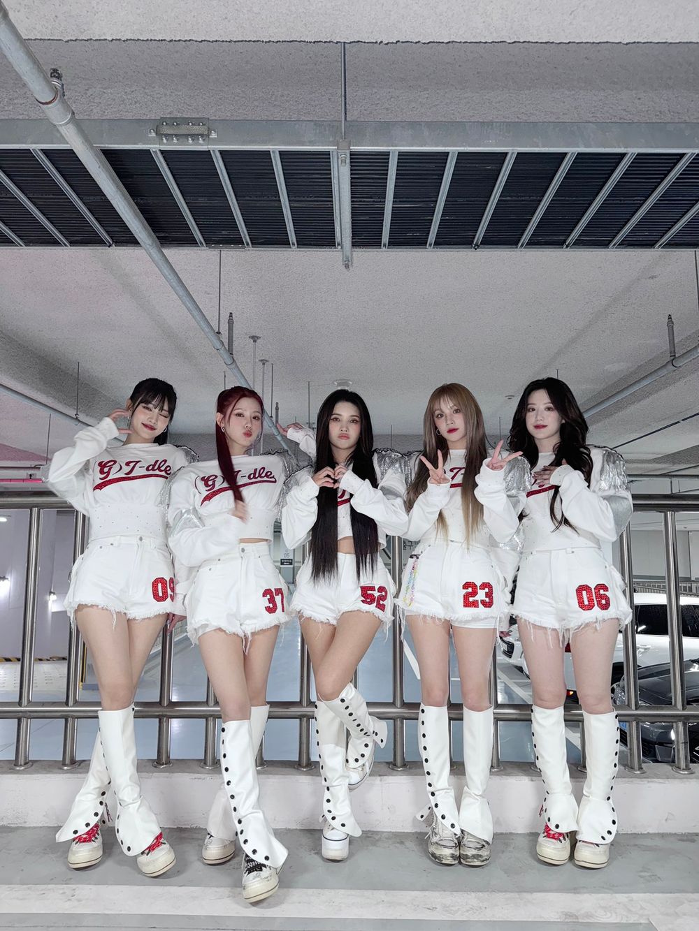 盤點8組人氣四代韓團應援手燈！NewJeans、IVE可愛到爆，Stray Kids藏小巧思，這團手燈被說像電棒捲！-14