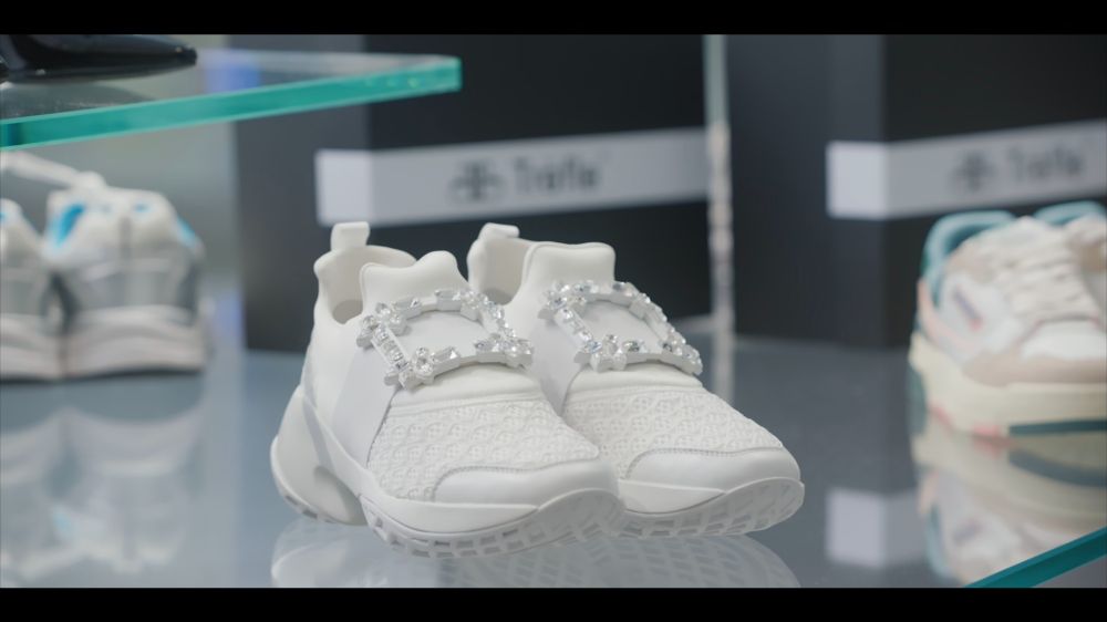 《淚之女王》金秀賢送的是這雙！Roger Vivier「感情升溫小白鞋」火到全網斷貨！-2