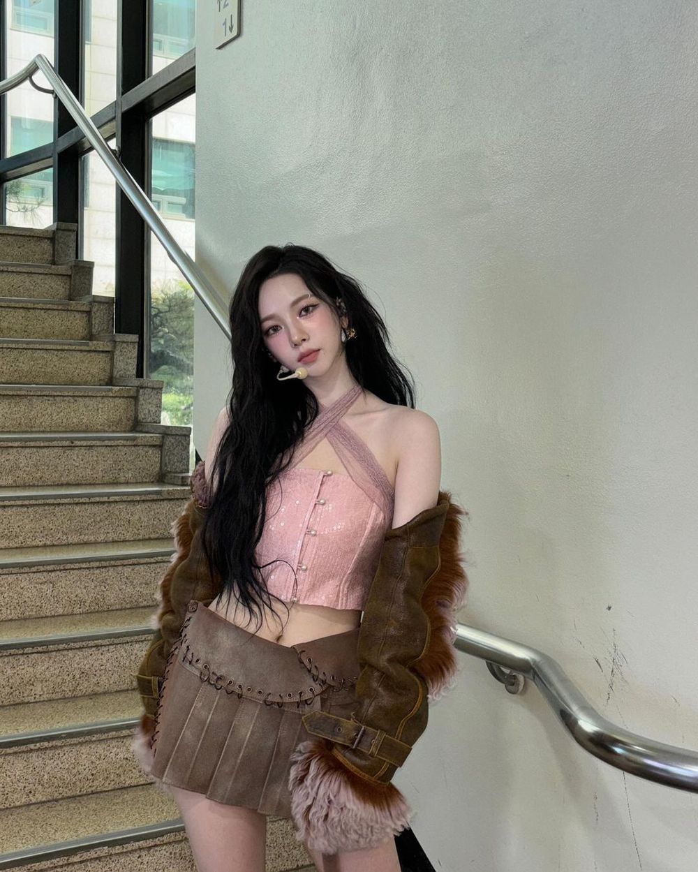 不敢相信！6位擁有「不科學螞蟻腰」女偶像！IU、張員瑛、「她」腰只有17吋！？-10