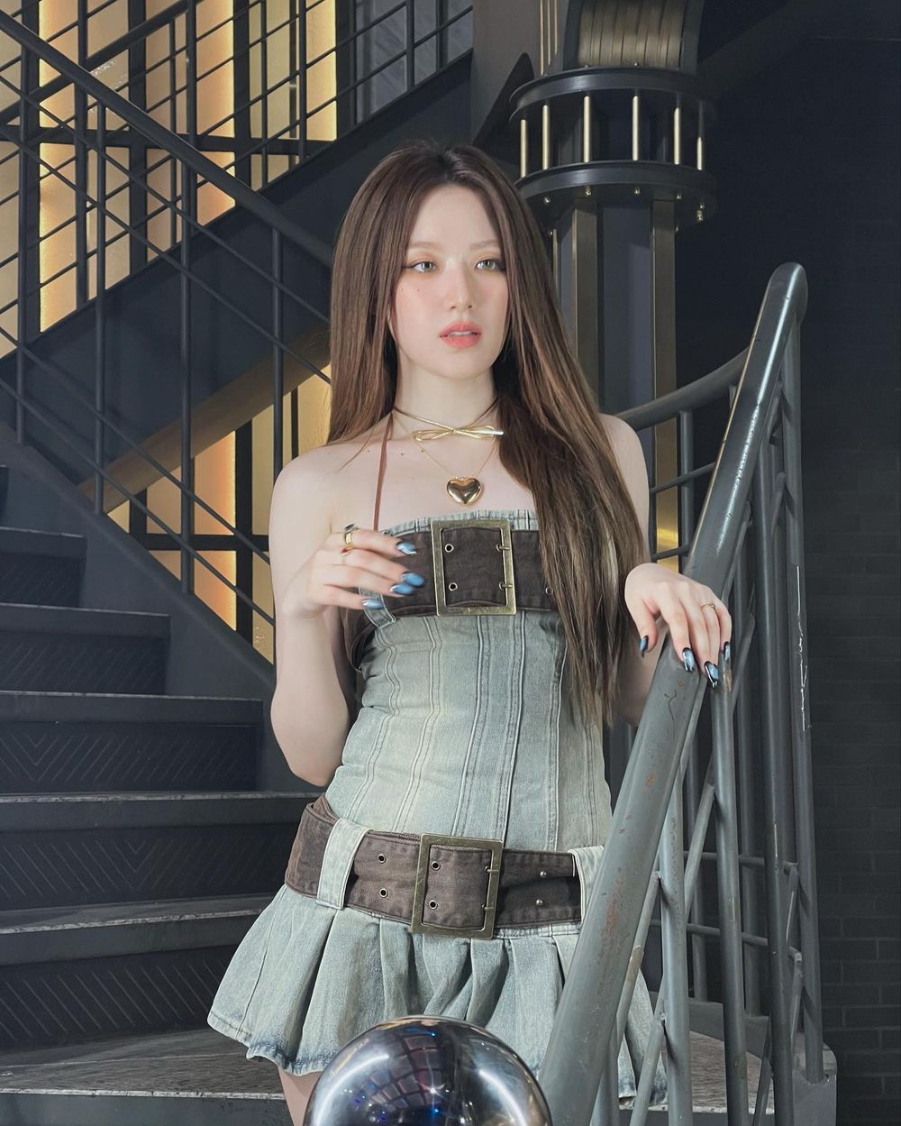 IU演唱會「牛仔洋裝」狂撞衫！舒華、aespa Winter...原來韓團女神都穿過！-5