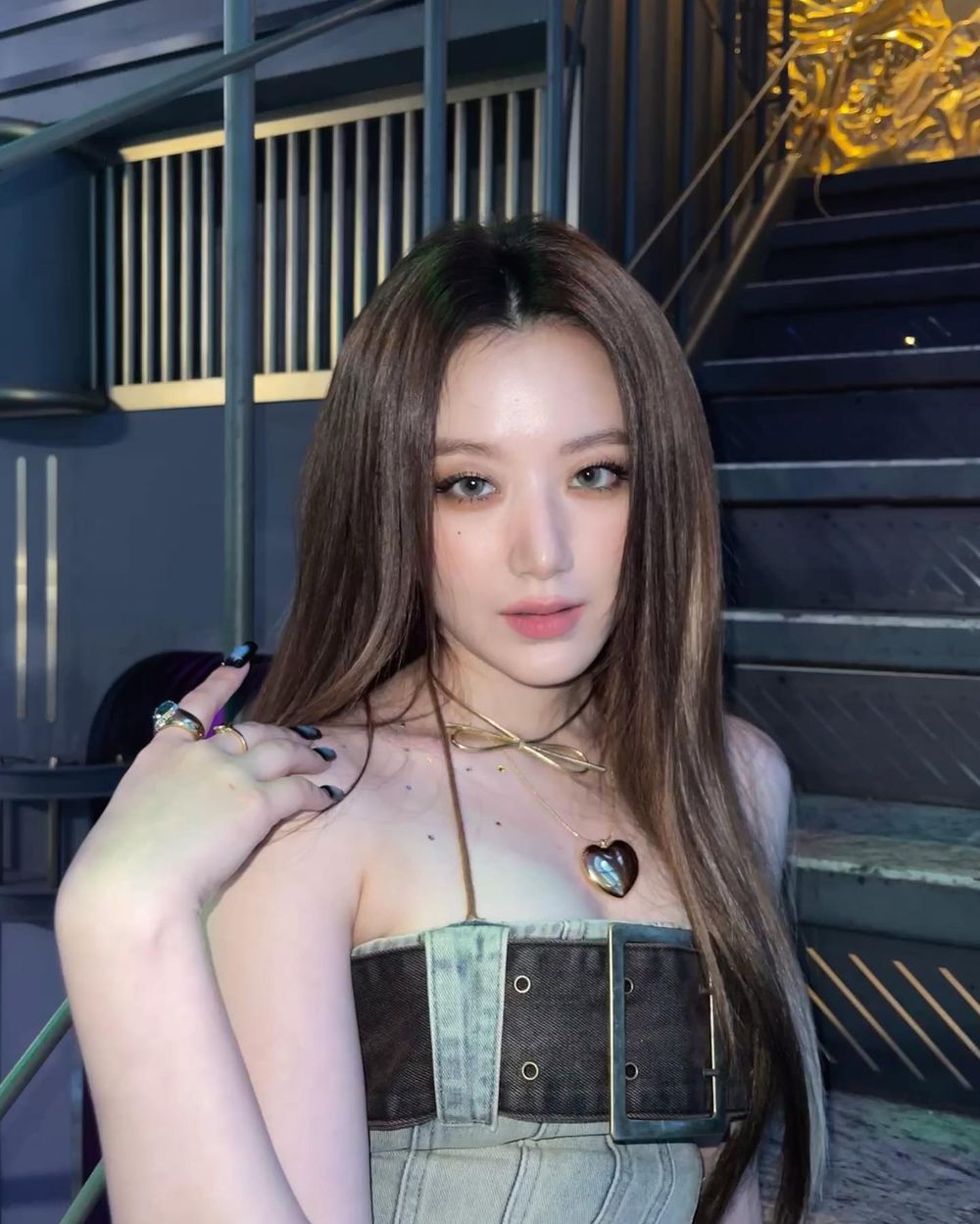 IU演唱會「牛仔洋裝」狂撞衫！舒華、aespa Winter...原來韓團女神都穿過！-6