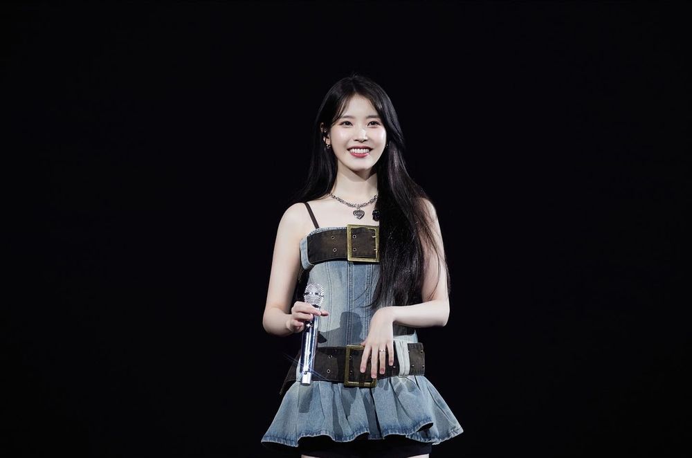 IU演唱會「牛仔洋裝」狂撞衫！舒華、aespa Winter...原來韓團女神都穿過！-7