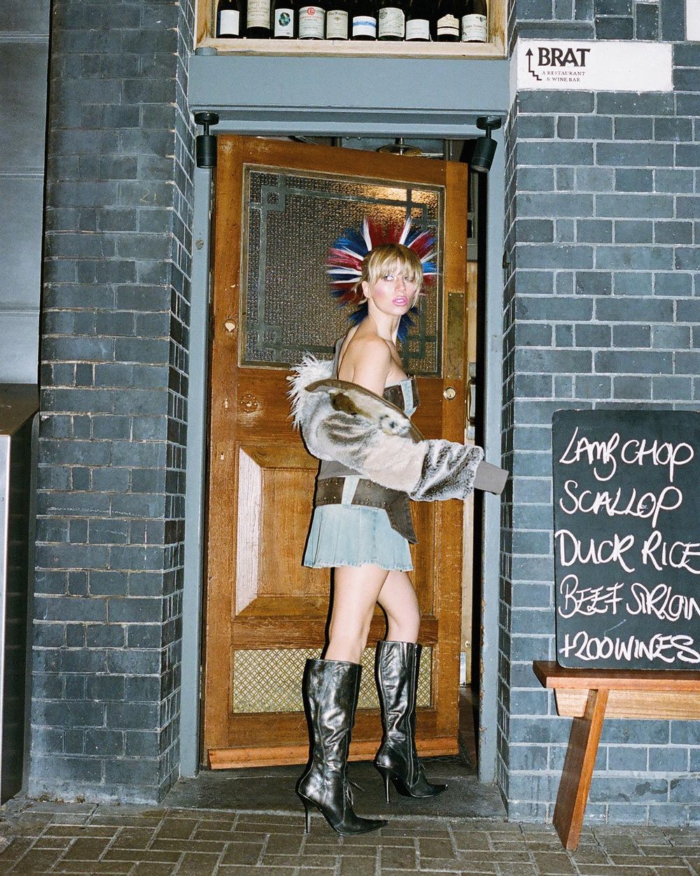 IU演唱會「牛仔洋裝」狂撞衫！舒華、aespa Winter...原來韓團女神都穿過！-9