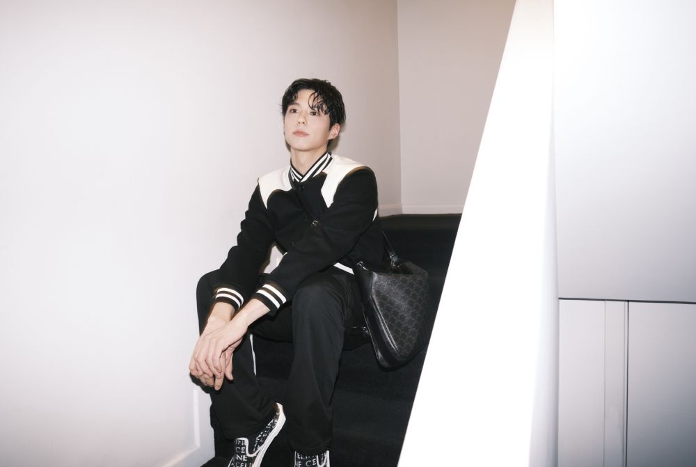 一票男神都揹！CELINE爆款「老花斜背包」朴寶劍、怪物新人男團TWS道勳都超愛！-8