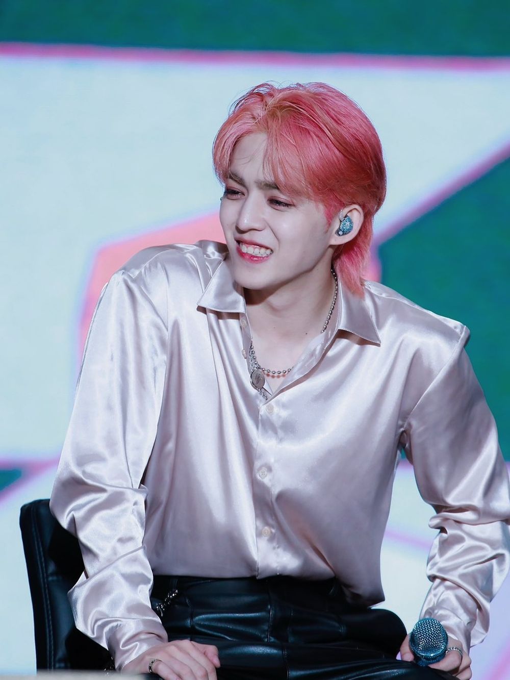 韓網票選最適合粉髮色的韓國偶像TOP8！宮脇咲良超仙，S.COUPS令人心動，被封「人間櫻花」是這位男愛豆！-9