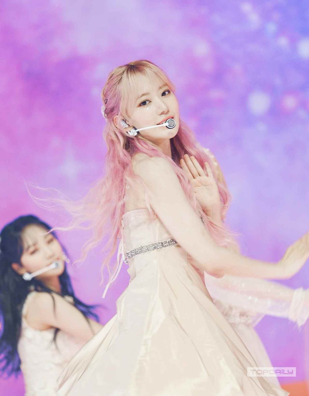 韓網票選最適合粉髮色的韓國偶像TOP8！宮脇咲良超仙，S.COUPS令人心動，被封「人間櫻花」是這位男愛豆！-13