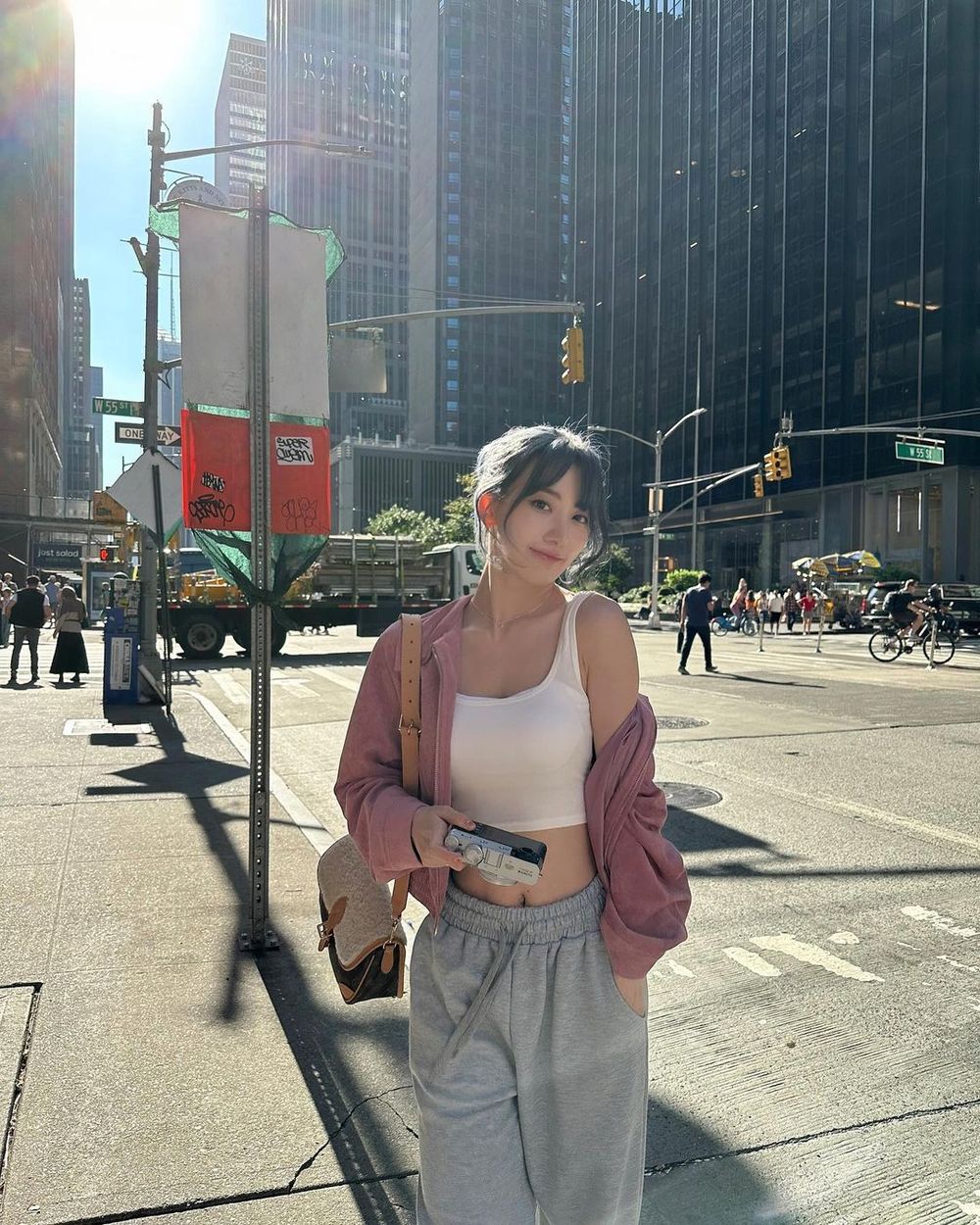 接棒BLACKPINK？！LE SSERAFIM首登科切拉音樂節，身材太好被譽健身天團！-10