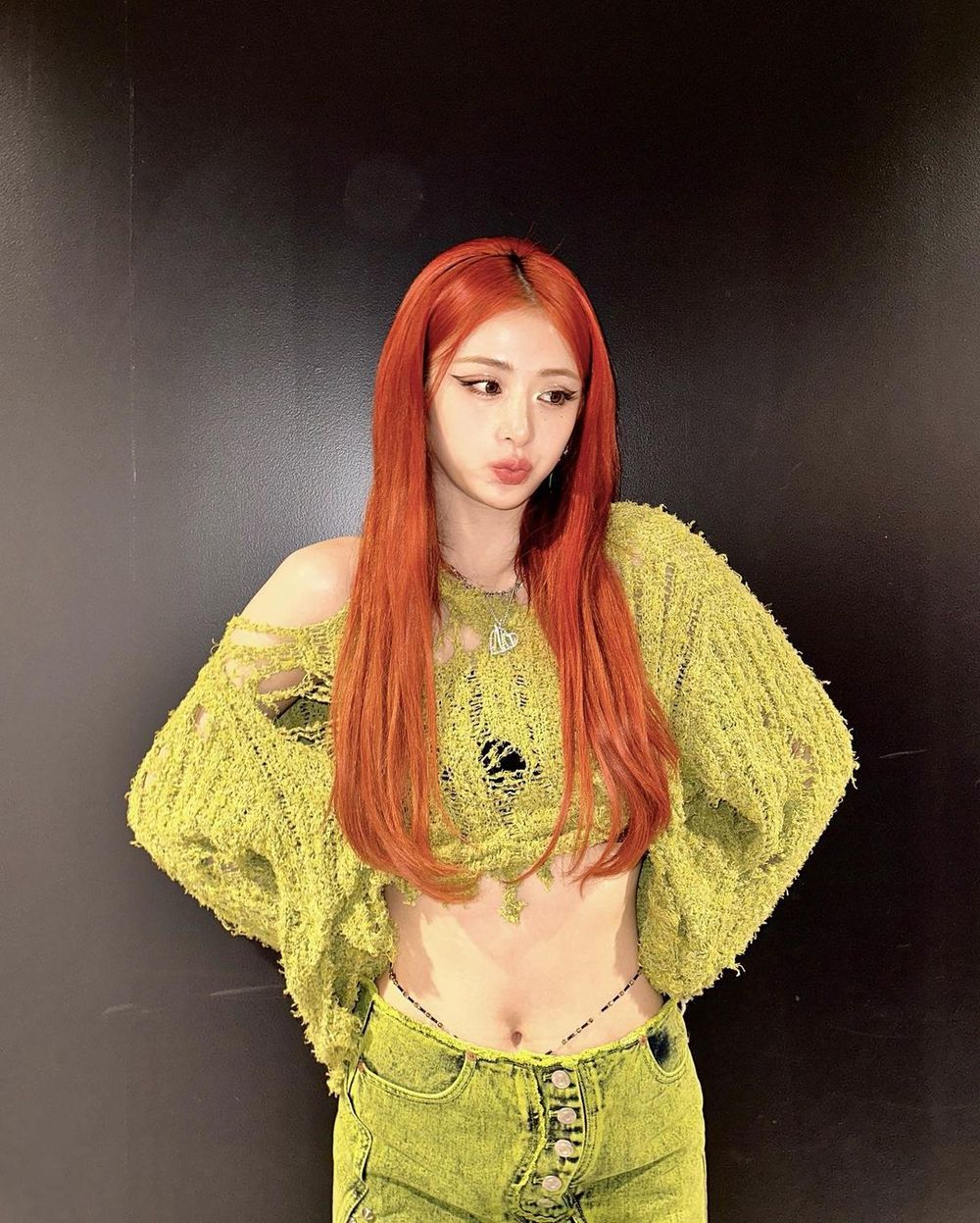 接棒BLACKPINK？！LE SSERAFIM首登科切拉音樂節，身材太好被譽健身天團！-14