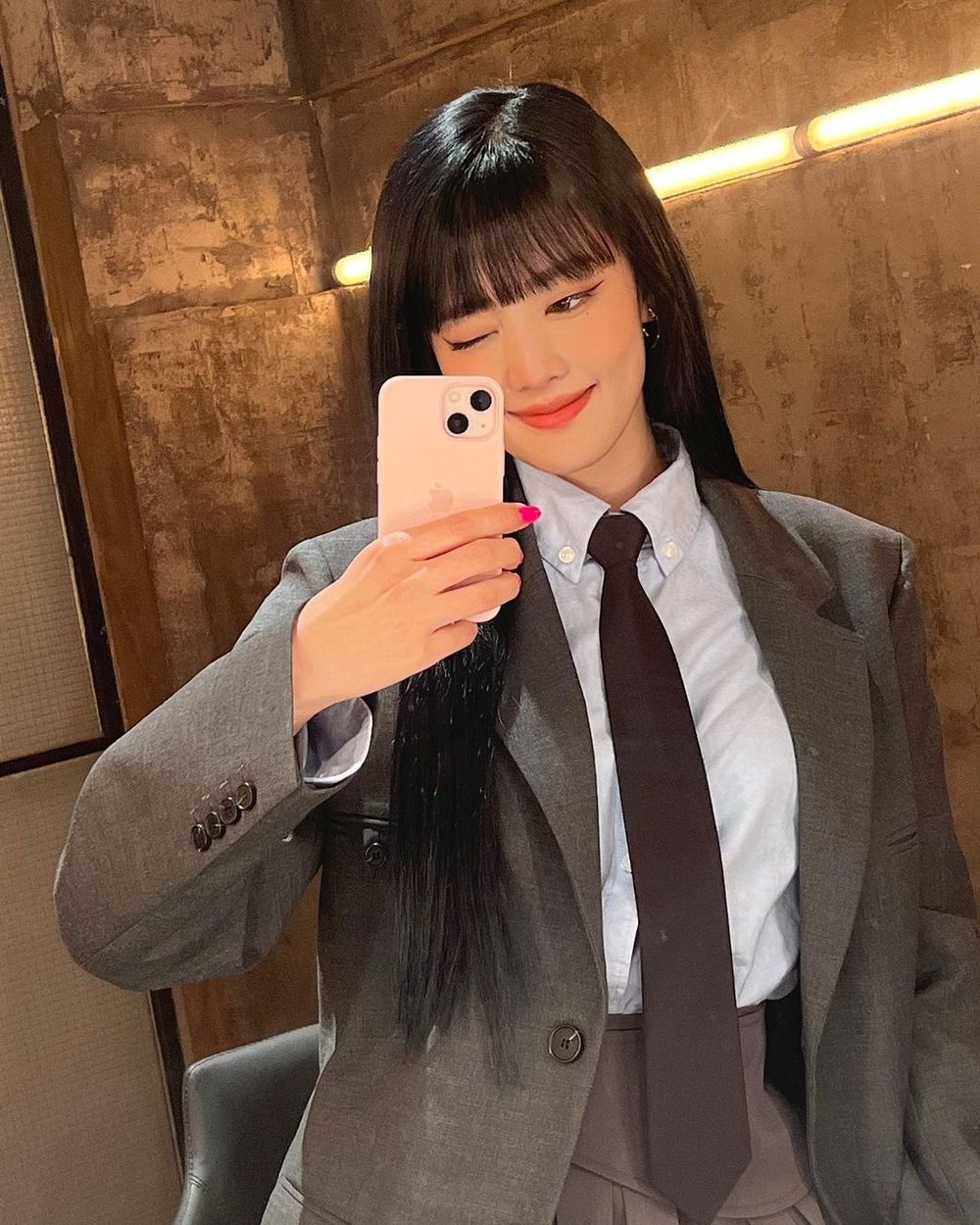 票選6位「最適合穿灰色」女偶像！Rosé、張員瑛一秒穿出格雷高級感！不學起來太虧！-14