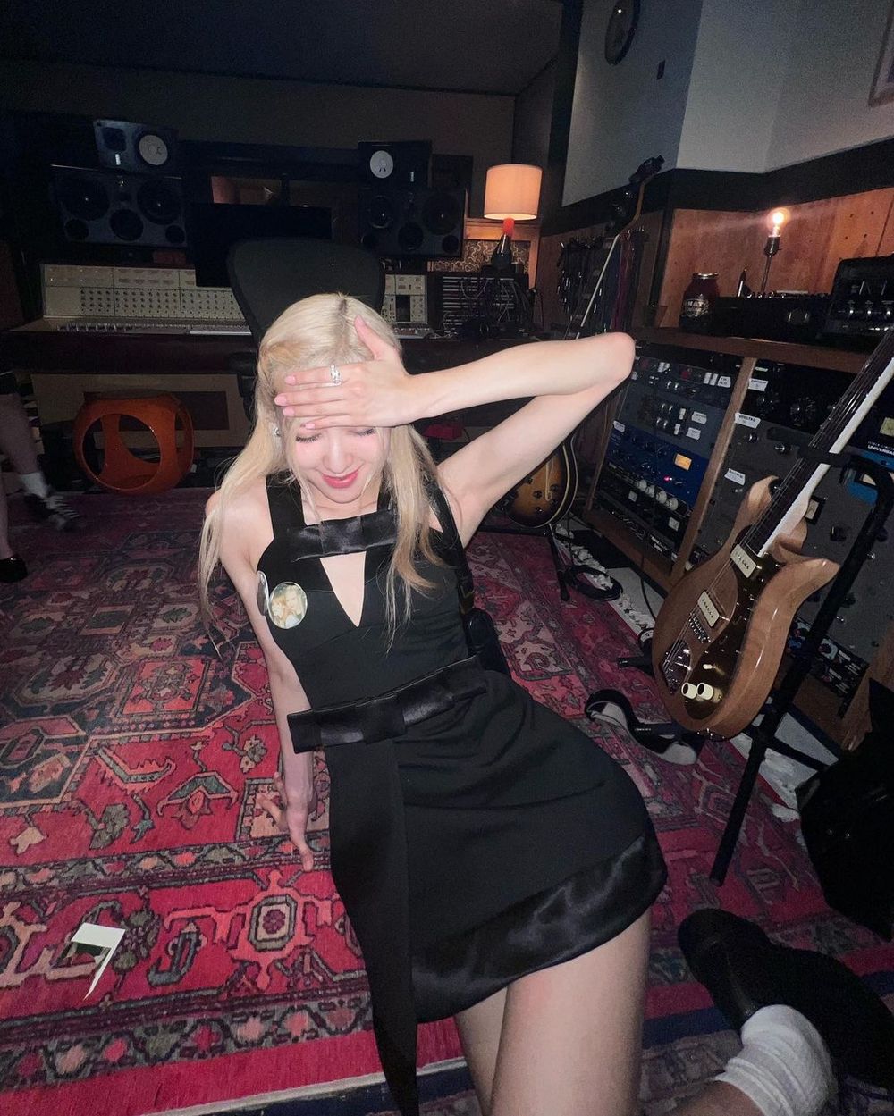 沒人比她更適合黑色！Rosé封神5套「黑色小禮服」造型！漫畫腿細到不可思議！-11