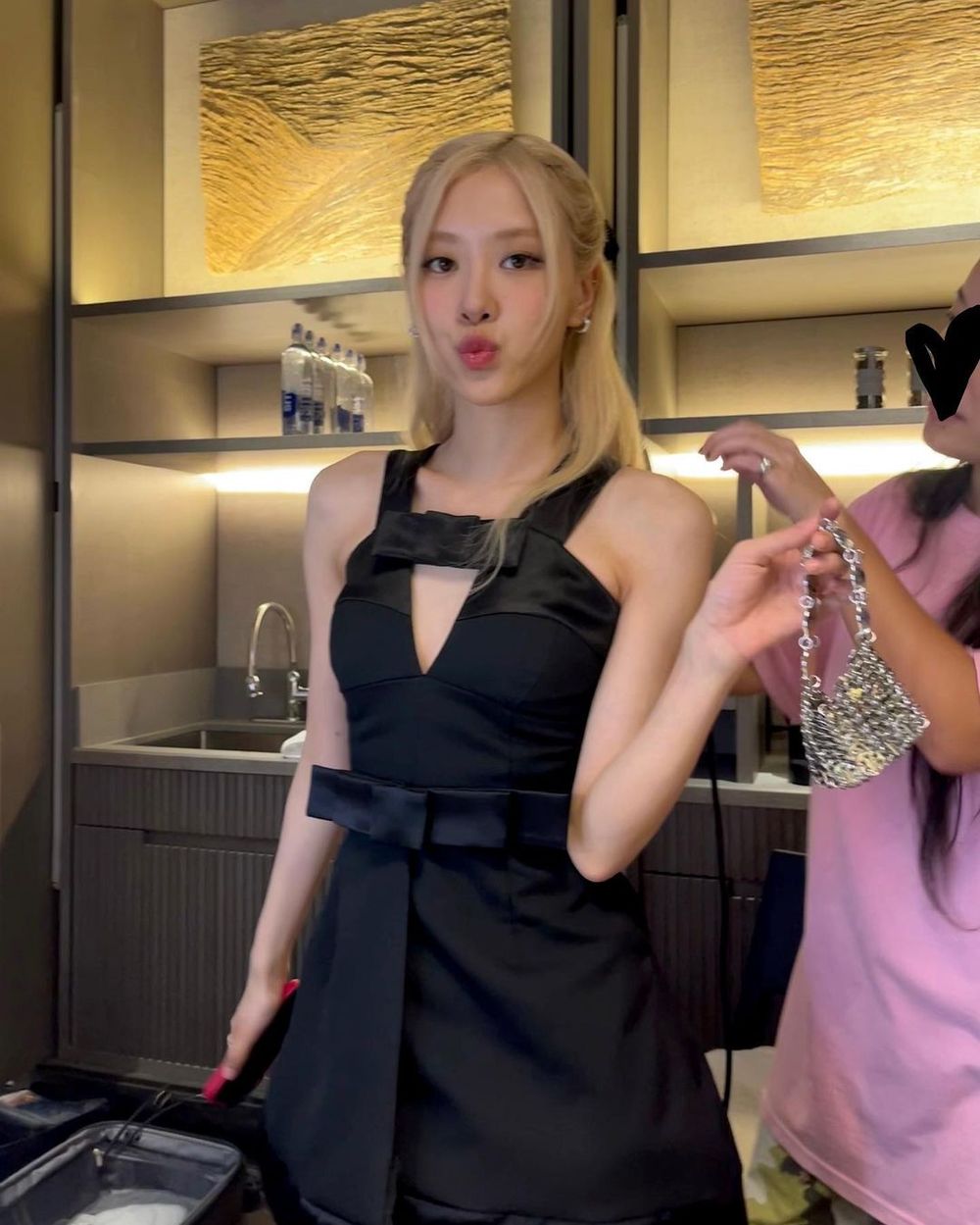 沒人比她更適合黑色！Rosé封神5套「黑色小禮服」造型！漫畫腿細到不可思議！-10
