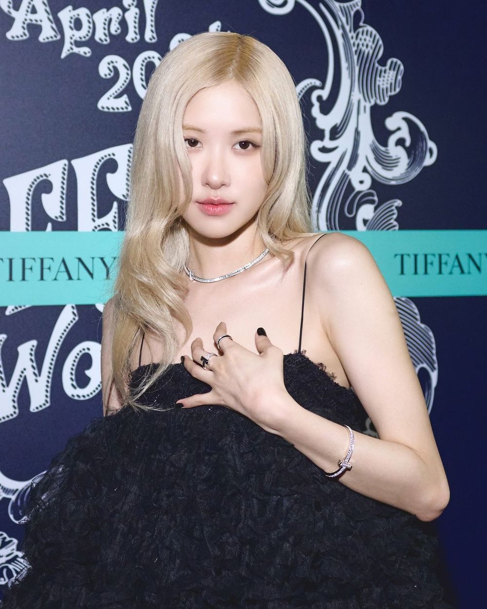 沒人比她更適合黑色！Rosé封神5套「黑色小禮服」造型！漫畫腿細到不可思議！-12