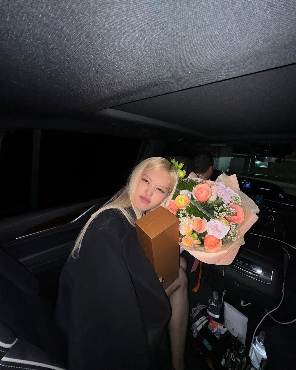 沒人比她更適合黑色！Rosé封神5套「黑色小禮服」造型！漫畫腿細到不可思議！-16