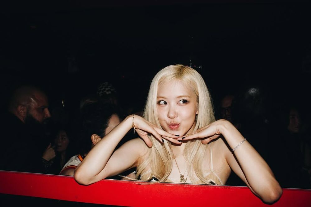 沒人比她更適合黑色！Rosé封神5套「黑色小禮服」造型！漫畫腿細到不可思議！-15