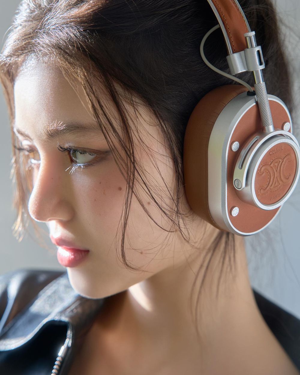 帶貨力不輸Lisa？NewJeans Danielle同款包賣爆、CELINE真的押對寶！-11