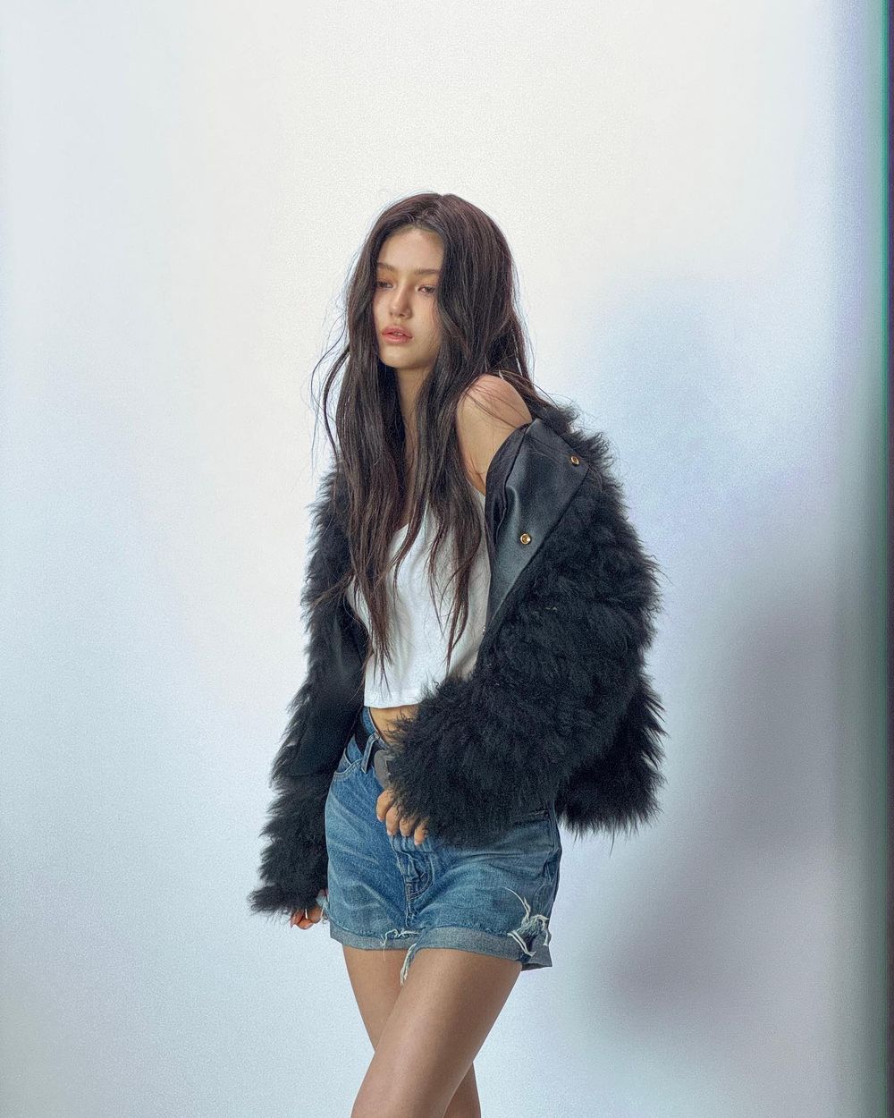 帶貨力不輸Lisa？NewJeans Danielle同款包賣爆、CELINE真的押對寶！-16