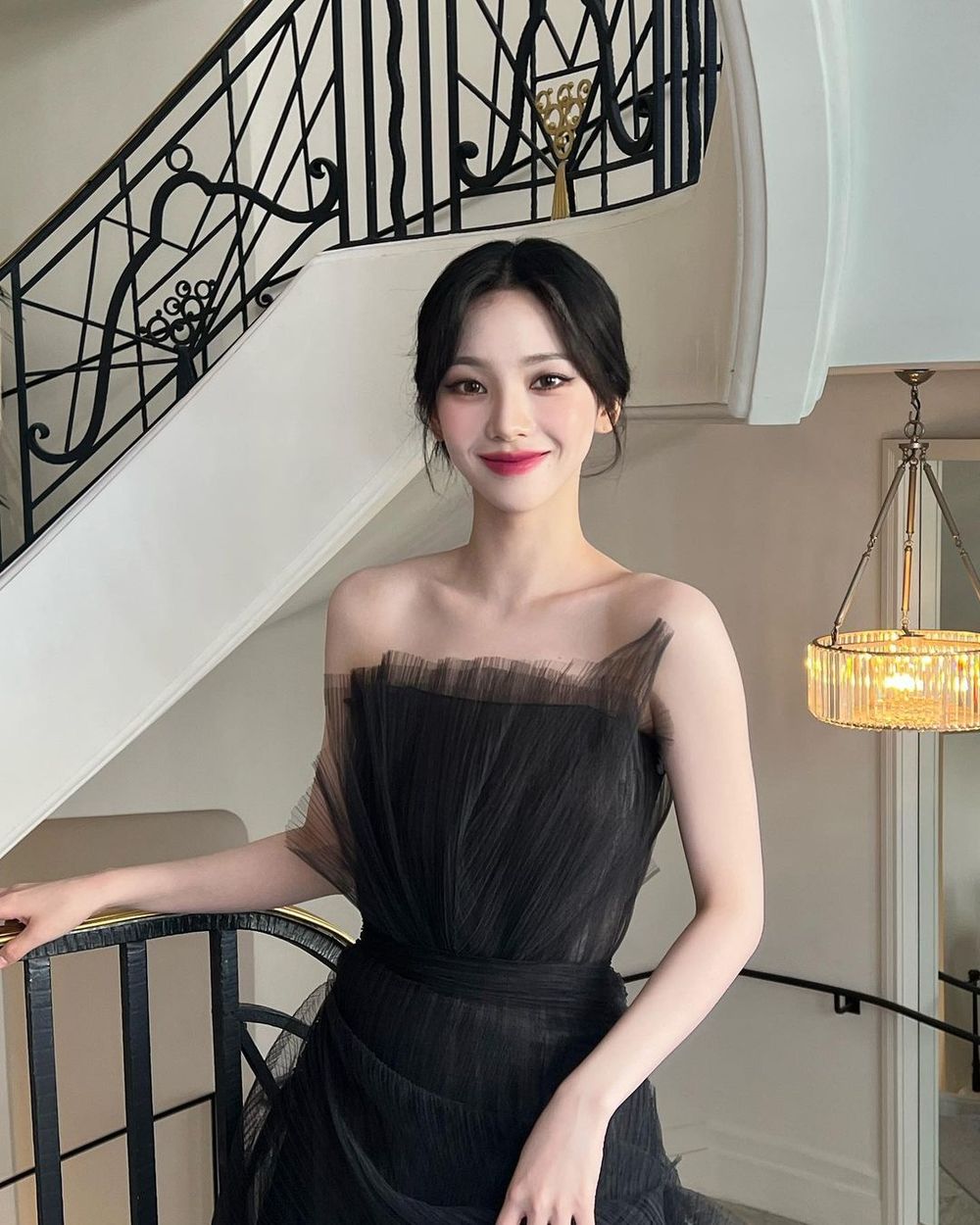 5位擁有「名品鎖骨」女偶像！IU、張員瑛一字肩超稀有，連外媒都被「她」美到！-1