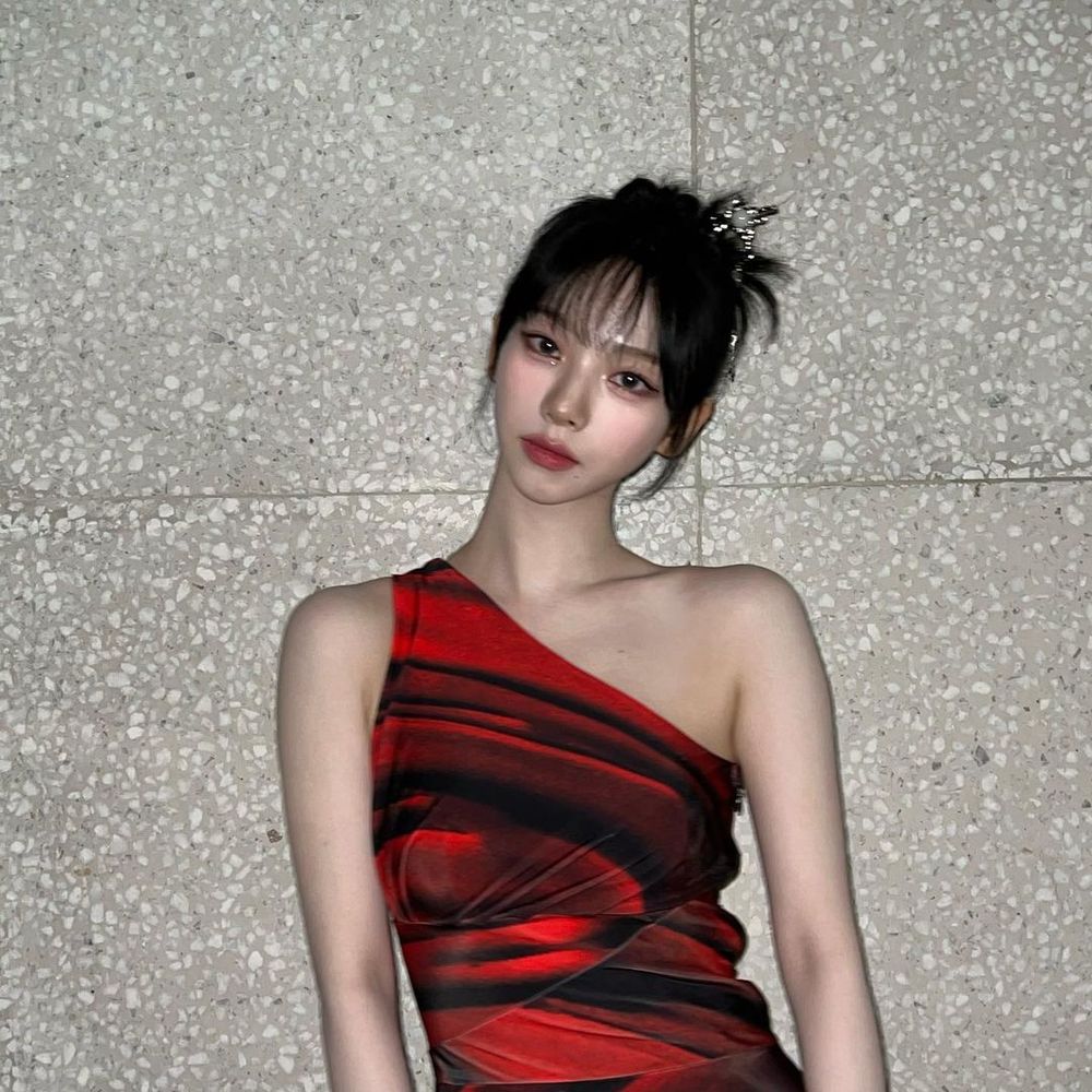 5位擁有「名品鎖骨」女偶像！IU、張員瑛一字肩超稀有，連外媒都被「她」美到！-4