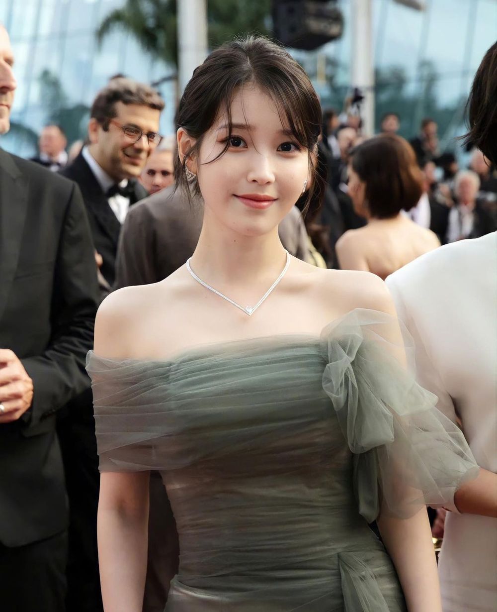 5位擁有「名品鎖骨」女偶像！IU、張員瑛一字肩超稀有，連外媒都被「她」美到！-6