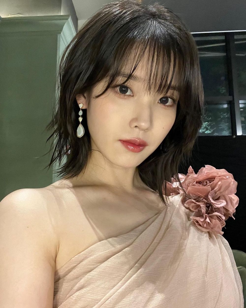5位擁有「名品鎖骨」女偶像！IU、張員瑛一字肩超稀有，連外媒都被「她」美到！-7