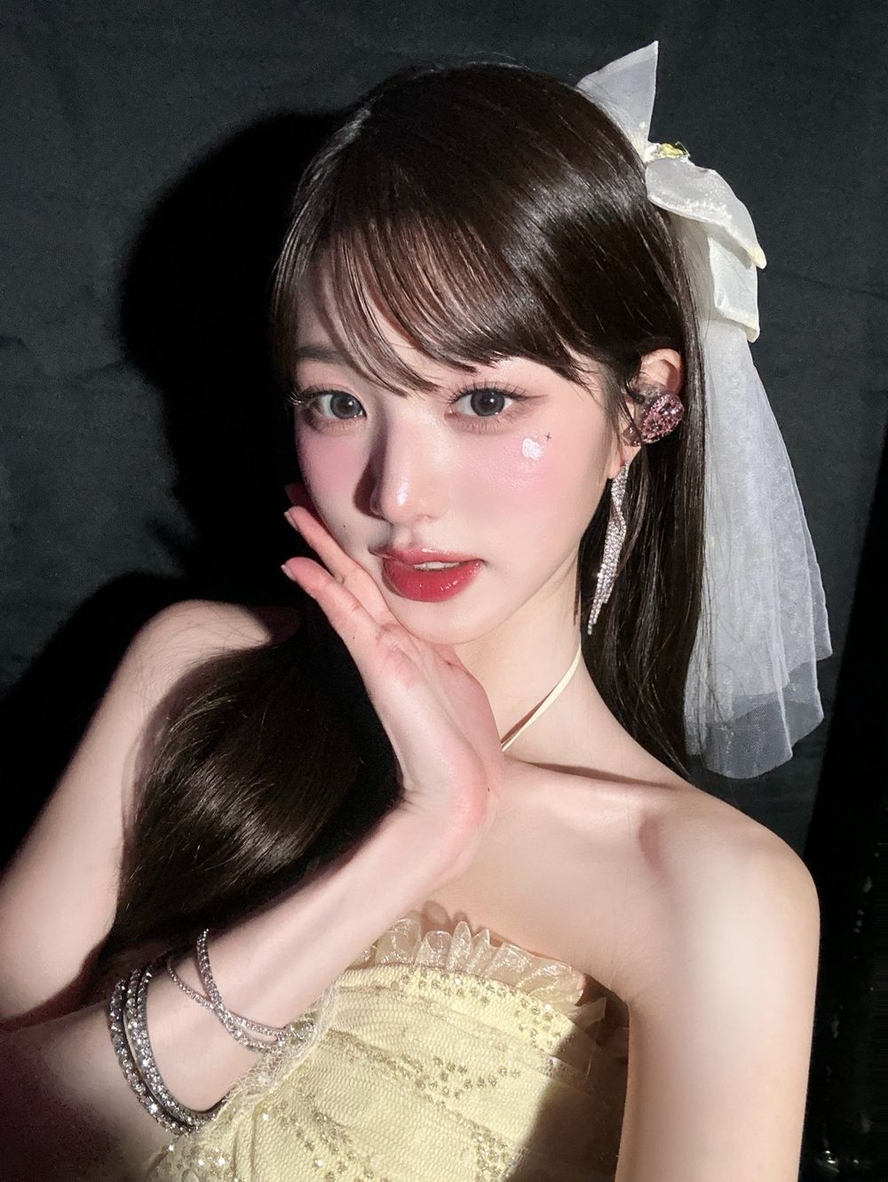 5位擁有「名品鎖骨」女偶像！IU、張員瑛一字肩超稀有，連外媒都被「她」美到！-11
