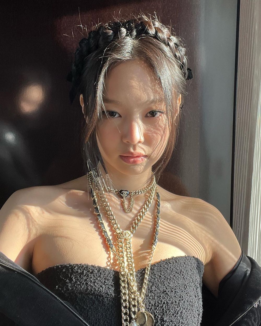 人間香奈兒韓星盤點！Jennie透膚黑紗性感上陣、金所炫根本財閥富家千金風！-20